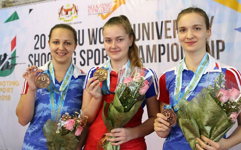 Bronzové trio českých střelkyň. Nikola Foistová (uprostřed) z Českých Budějovic si na světovém šampionátu akademiků vystřílela ještě individuální stříbro.
