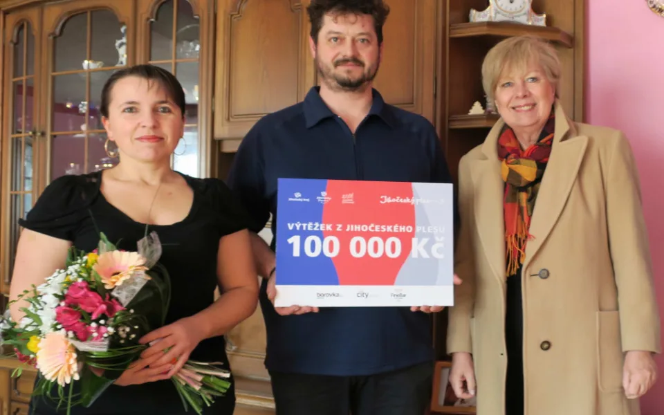 Šek na sto tisíc korun předala jedenáctileté Evě Láskové, respektive jejím rodičům,  jihočeská hejtmanka Ivana Stráská v Záluží u Budislavě na Táborsku, kde dívka s rodiči a čtyřmi bratry žije.