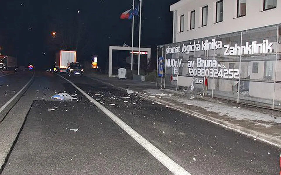 Bankomat pomocí výbušniny vyloupil v noci v pátek 23. března v Dolním Dvořišti na Českokrumlovsku zatím neznámý zloděj.