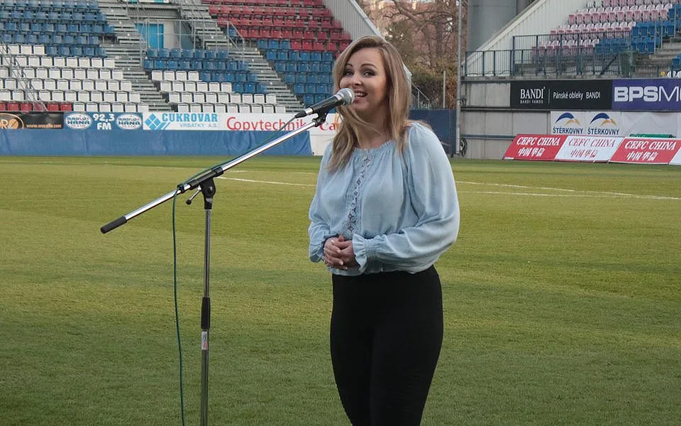 Katka Říhová zpívala českou hymnu před mezinárodním fotbalovým zápasem na stadionu v Olomouci.