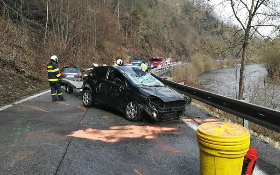 Auto, které ujíždělo před policejní hlídkou, havarovalo ve Větřní