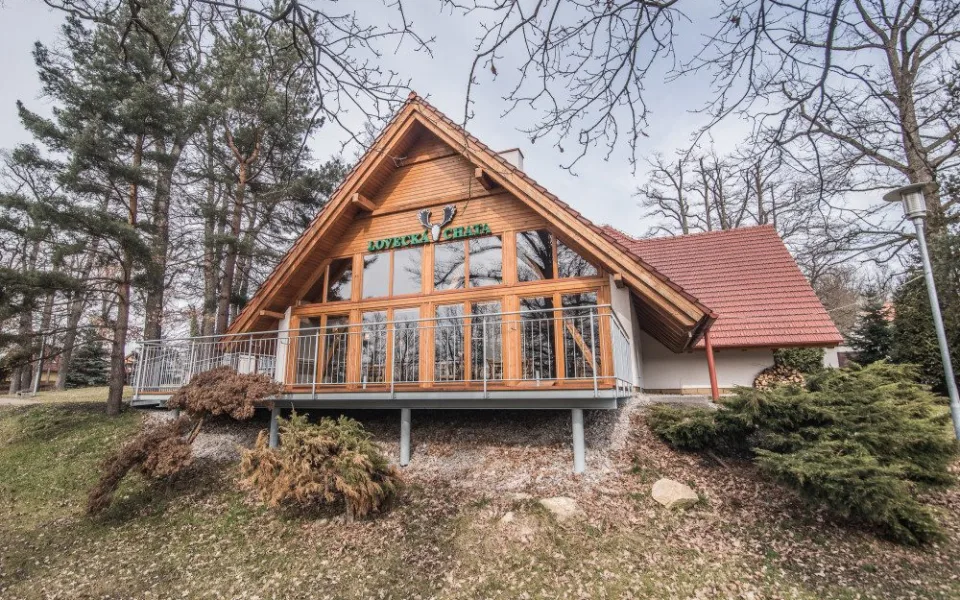 Zvěřina, kterou do restaurace dodává pardubická firma Šmidrkal, tvoří převážnou část jídelního lístku.