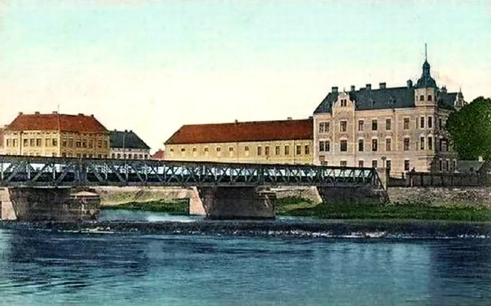 Dlouhý most přes Vltavu sloužící v letech 1880 až 1932.