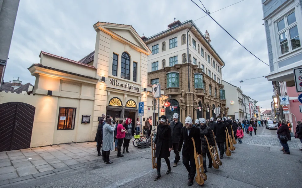 Tajemní hrkači rozeznívají budějcké ulice. Nezmeškejte působivé setkání.