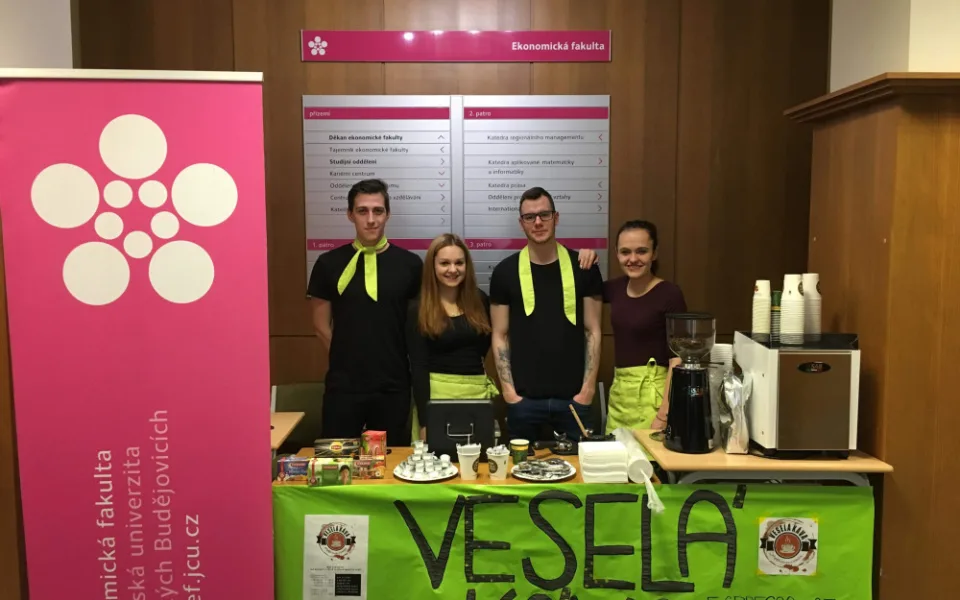Studenti prodávají kávu. Výtěžek půjde na podporu Potravinové banky.