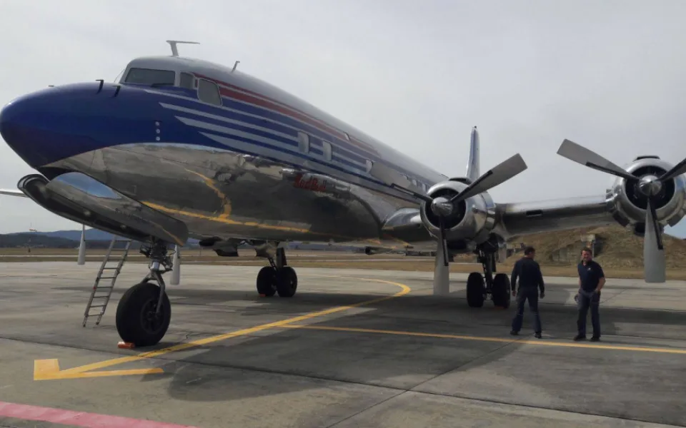 Douglas DC - 6 stáje Red Bull na stojánce Letiště České Budějovice