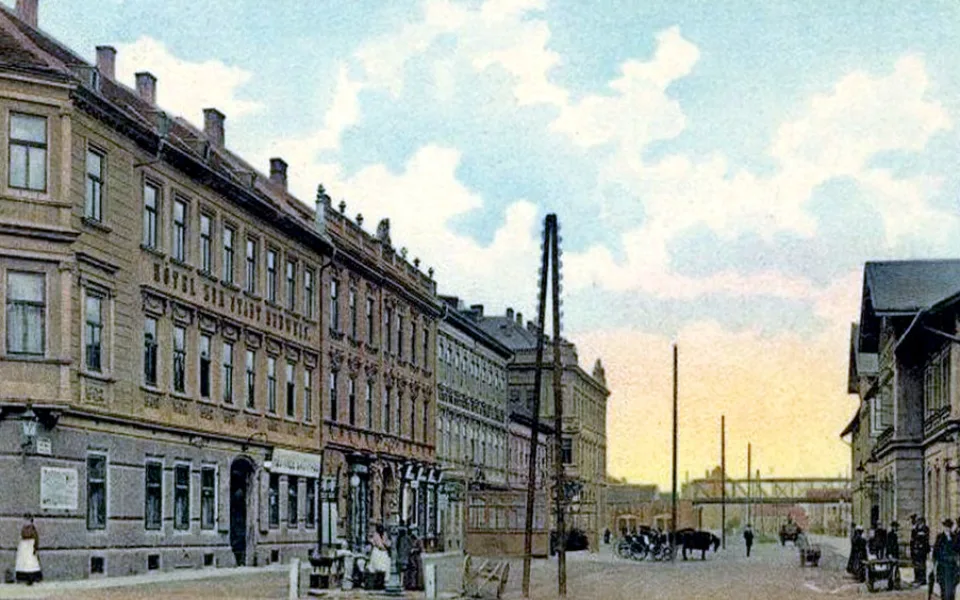 Nádražní třída před rokem 1908, toho času Nákladní třída, vpravo staré nádraží.
