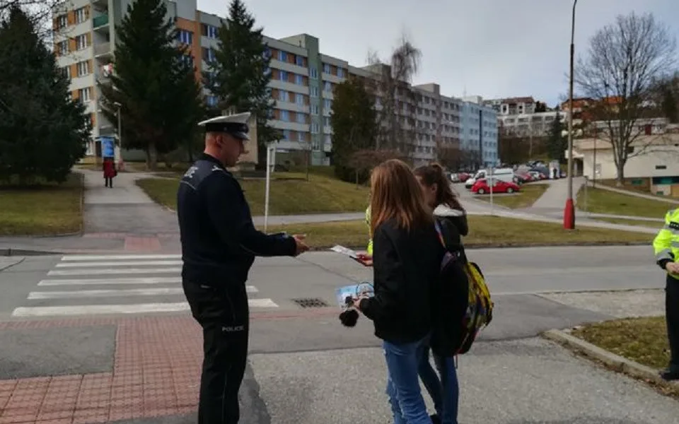 Českokrumlovští policisté dohlížejí na přechody pro chodce.