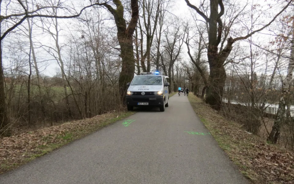 Policie vyšetřuje dopravní nehodu dvou cyklistů, kteří se střetli na cyklostezce mezi Bavorovicemi a Hlubokou nad Vltavou.