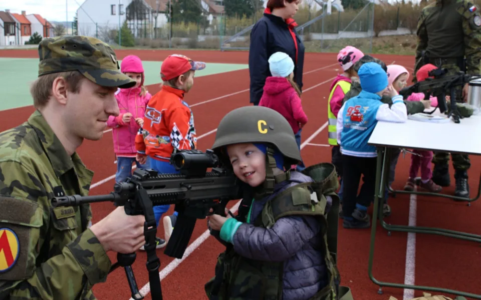 Ve středu 4. dubna zavítali vojáci do mateřské školy ve Volyni