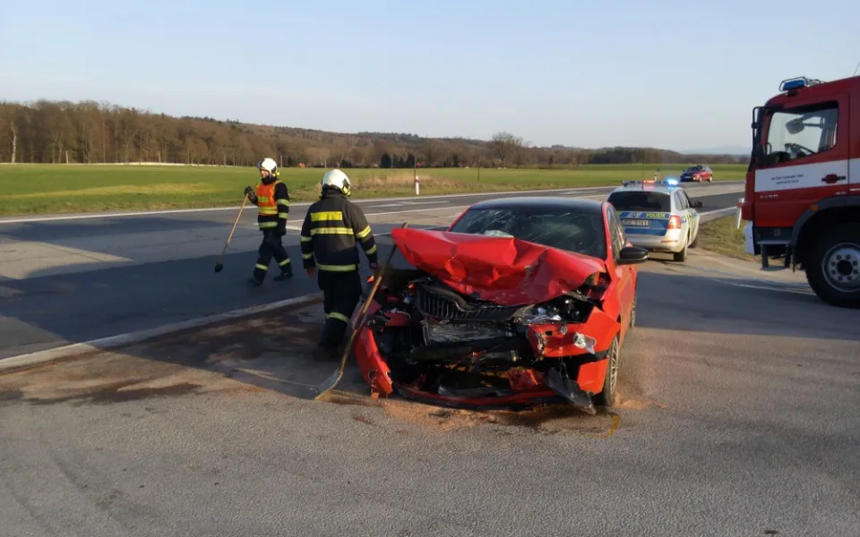 Vážná nehoda dvou aut v Protivíně si vyžádala pět zraněných osob