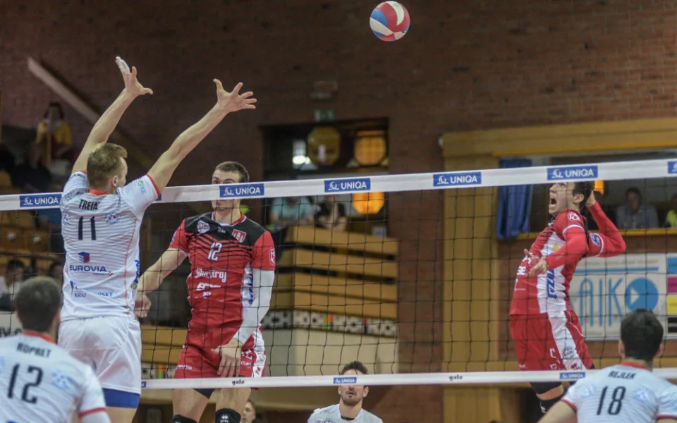 Volejbalisté Jihostroje podlehli ve třetím semifinále extraligy mužů Karlovarsku 2:3 a budou tak bojovat o bronz.