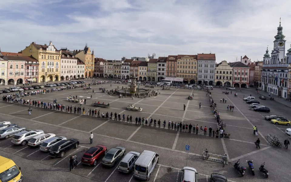 Lidský řetěz kolem celého náměstí Přemysla Otakara II. v Českých Budějovicích vytvořili účastníci piety.