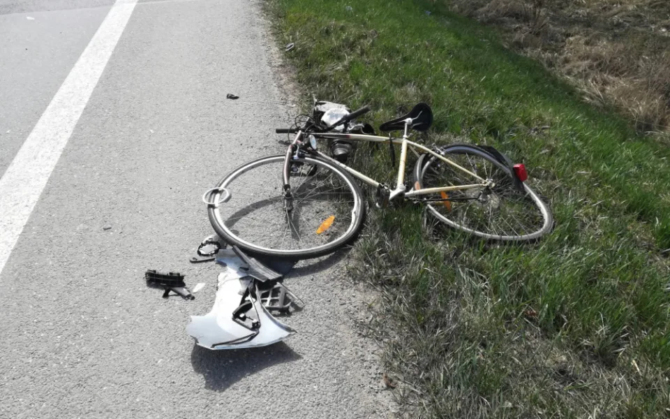 Devadesátiletý cyklista zemřel po střetu s autem na silnici I/3 mezi městy Sezimovo Ústí a planá nad Lužnicí.