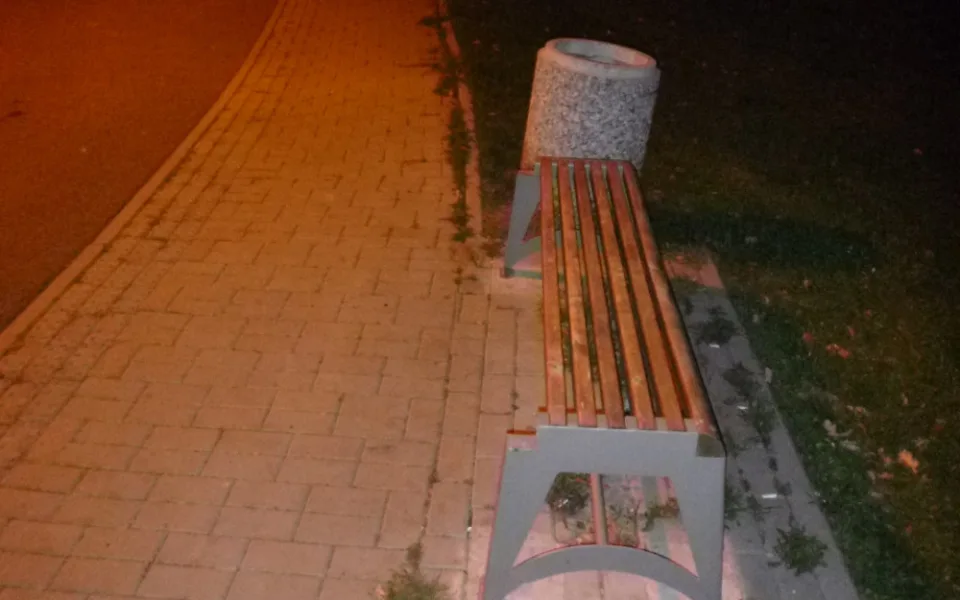 Lavička po posezení náctiletých chlapců.