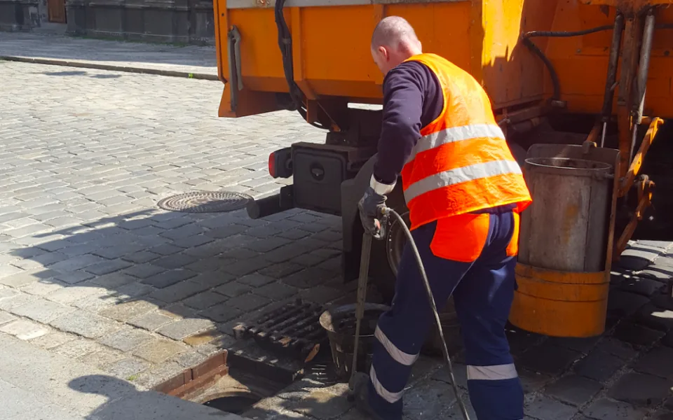 Čištění kanalizačních vpustí.