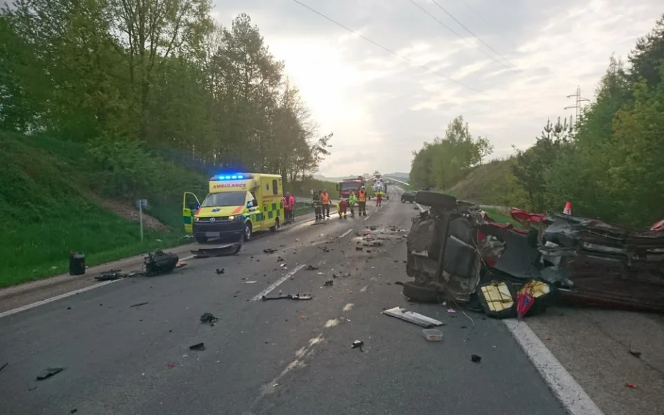Dopravní nehoda zablokovala silnici u Vodňan. Pro těžce zraněnou řidičku letěl vrtulník.