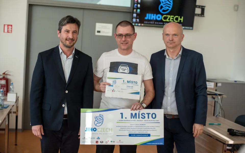 Na snímku zleva 1. náměstek hejtmanky Josef Knot, vítěz soutěže Leoš Kubíček z firmy BCF a ředitel JVTP František Mlčák.