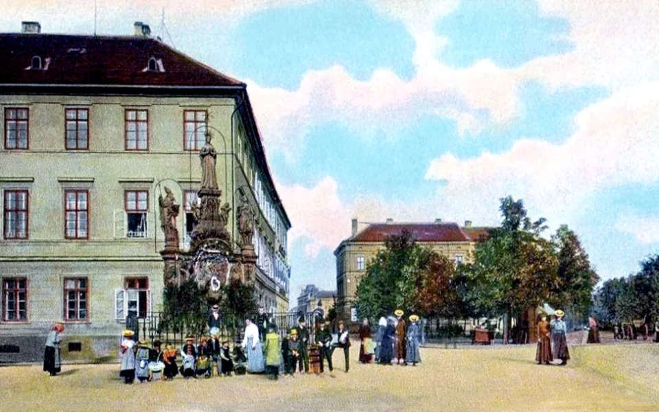 Sousoší P. Marie na Mariánském náměstí po roce 1900.