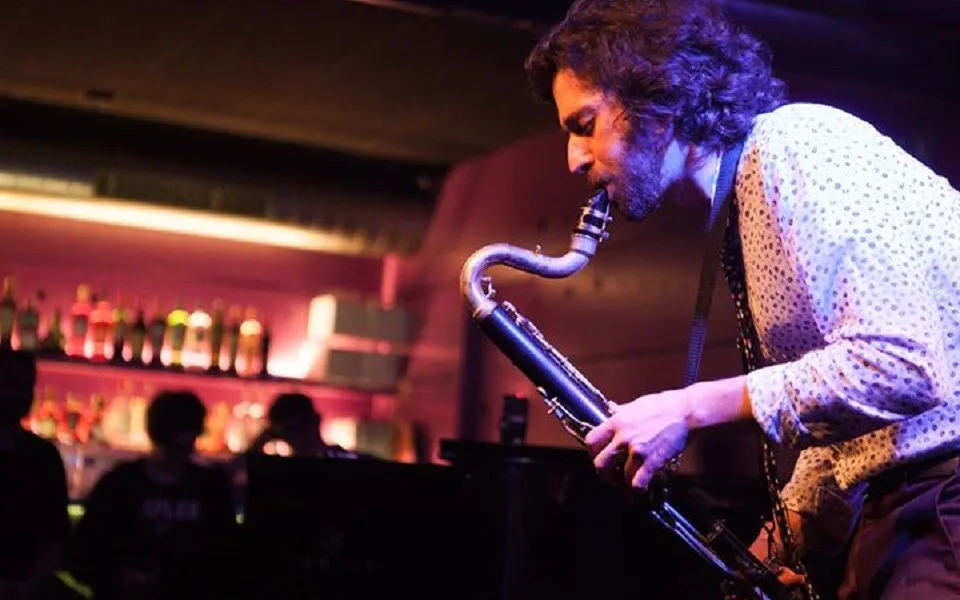 Držitel Grammy Oran Etkin předvede v Budějcích mistrnou fúzi jazzu a world music.