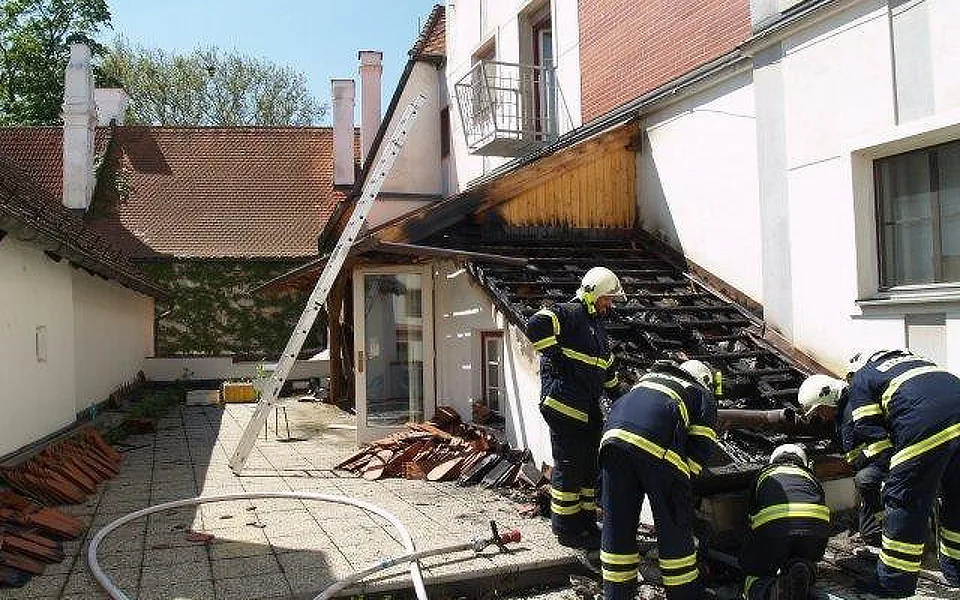 Hasiči vyjížděli do Třeboně k hořící střeše.