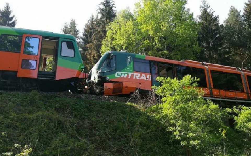 Mezi železničními stanicemi Vrábče a Křemže, u Mříče na Českokrumlovsku, se ve čtvrtek 3. května, srazily dva osobní vlaky.