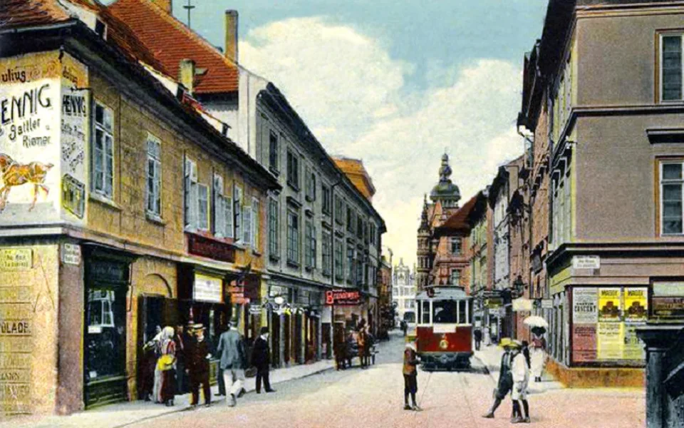 Divadelní ulice ve směru k náměstí, vlevo Velký pivovar.