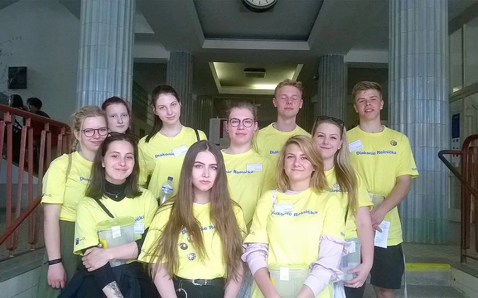 Také bechynští studenti oblékli žlutá trička a se zapečetěnými pokladničkami vybírali peníze pro Diakonii Rolnička.