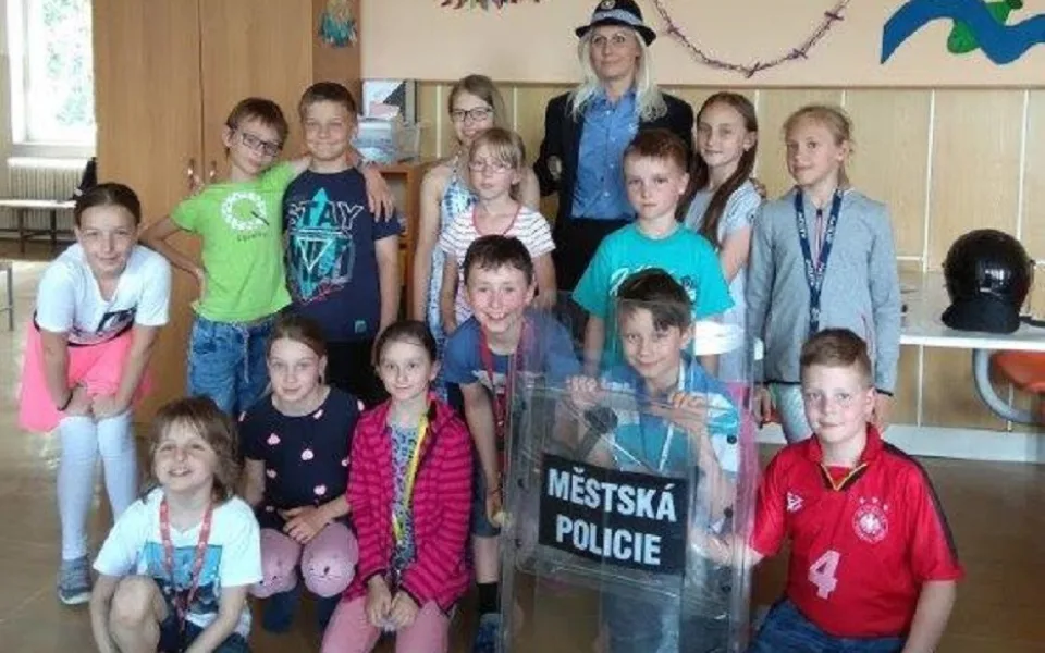 Budějčtí strážníci se žáky církevní základní školy besedovali o bezpečnosti silničního provozu.