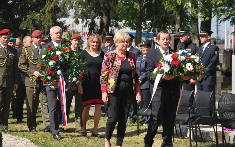 Památku padlých přijela 8. května uctít do Jindřichova Hradce hejtmanka Jihočeského kraje Ivana Stráská. Zdroj: Facebook Jihočeský kraj