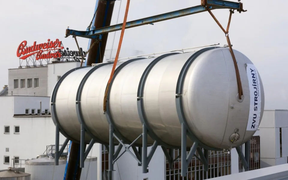 Budějovický Budvar začal s instalací prvních dvou nerezových ležáckých tanků do nového ležáckého sklepa, ve kterém bude celkem 34 tanků. Výrobní kapacity pro dozrávání piva se tím zvýší o dvacet procent. Práce potrvají do 24. května.