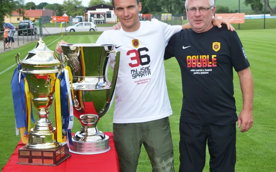 David Lafata se svým otcem na hřišti v Olešníku, kde v roce 2014 ukazoval vítězné poháry Sparty.