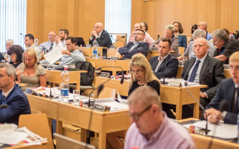 Budějčtí městští zastupitelé při veřejném zasedání v pondělí 14. května.