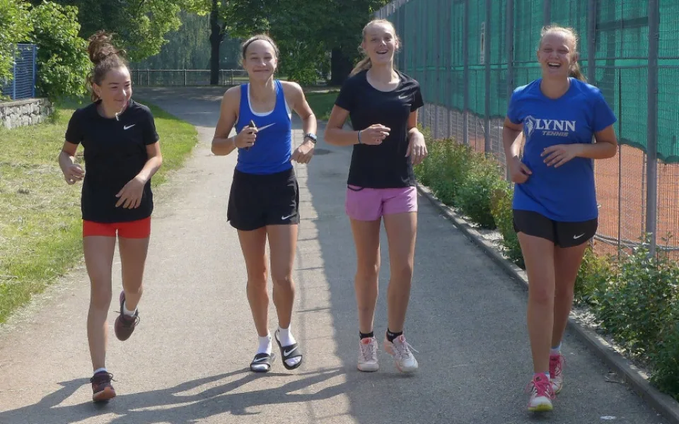 Čtyřiadvacet dívek a dvaatřicet chlapců z různých koutů jižních Čech přilákaly do Budějc na tenisové kurty LTC Tonstav - Service oblastní dorostenecké přebory.