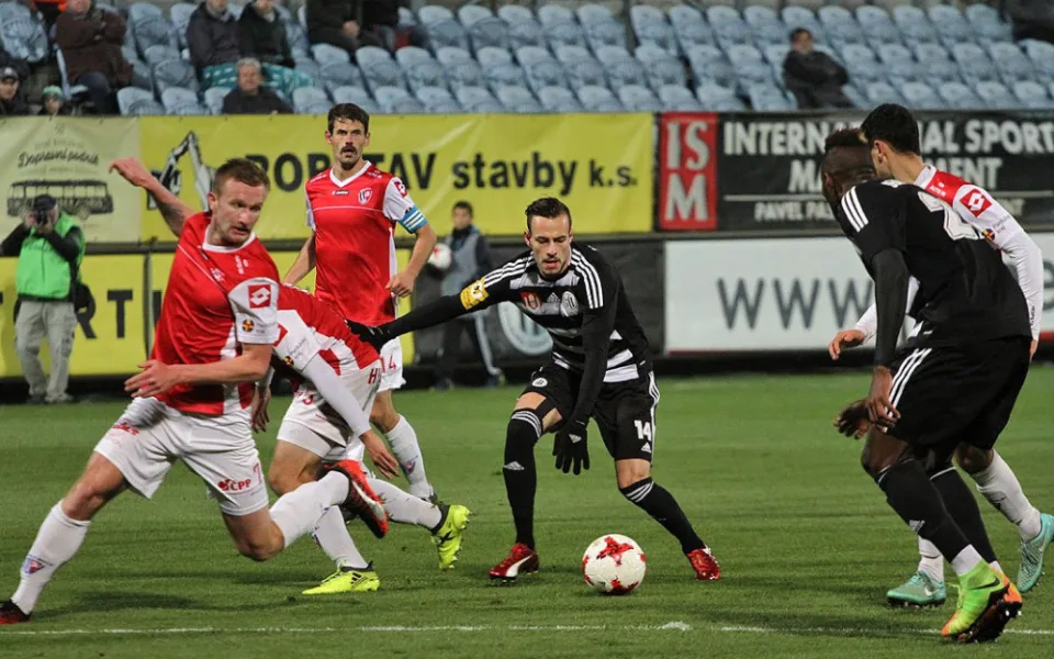 Fotbalisté Dynama podlehli svým hostitelům v Pardubicích 3:4.