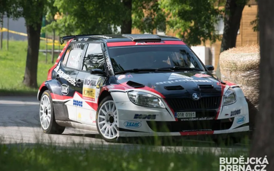 Rallye Český Krumlov v pátek 18. května a v sobotu 19. května omezí dopravu na některých silnicích, které budou na čas kvůli soutěži neprůjezdné.