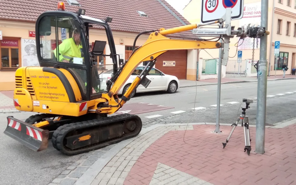 V těchto dnech byla opět provedena specializovanou firmou tzv. Rochova zkouška pevnosti a stability stožárů veřejného osvětlení.