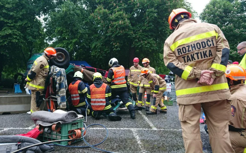 Jihočeští hasiči soutěžili ve vyprošťování zraněných osob z havarovaných vozidel.