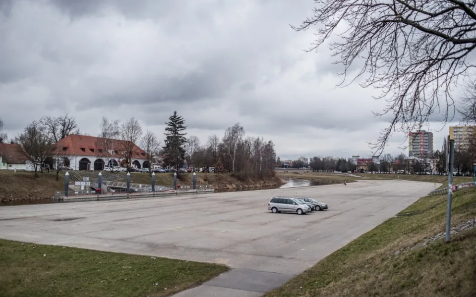 Na parkoviště na náplavce si ještě počkáme.