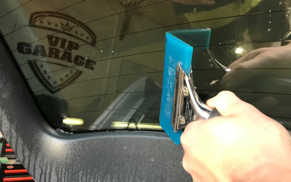 S tónovanými okny od Autofolie Šimek se v autě příjemněji a bezpečněji cestuje,  do auta nikdo nevidí a vůz navíc skvěle vypadá.