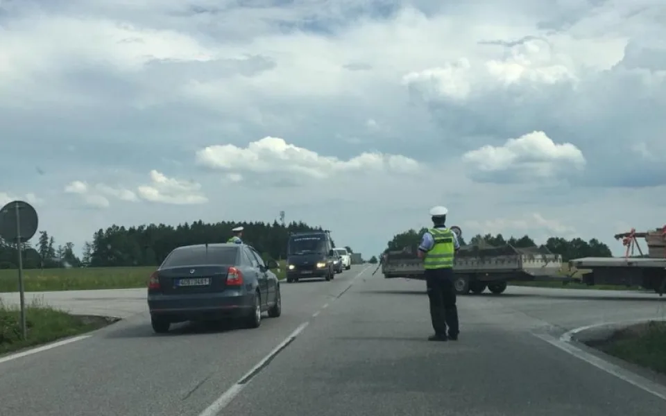 Policisté museli silnici, na které se nehoda stala, uzavřít a odklánět auta jiným směrem.