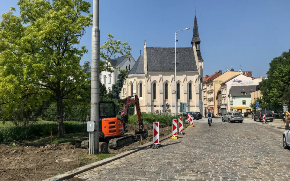 Nové midibusové zastávky vznikají na Senovážném náměstí.