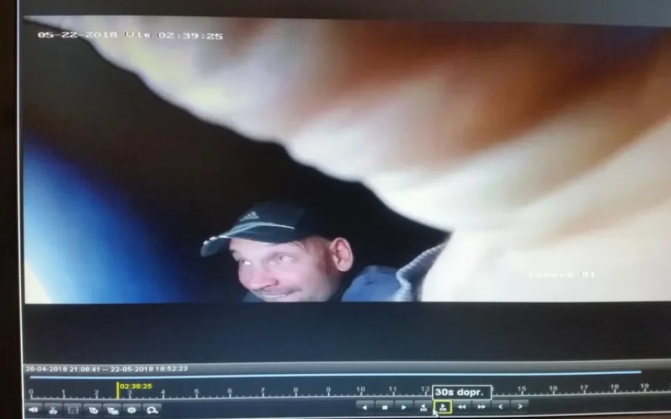 Neznámý muž ukradl v Budějcích kameru a utekl. Policie žádá o pomoc s jeho dopadením.