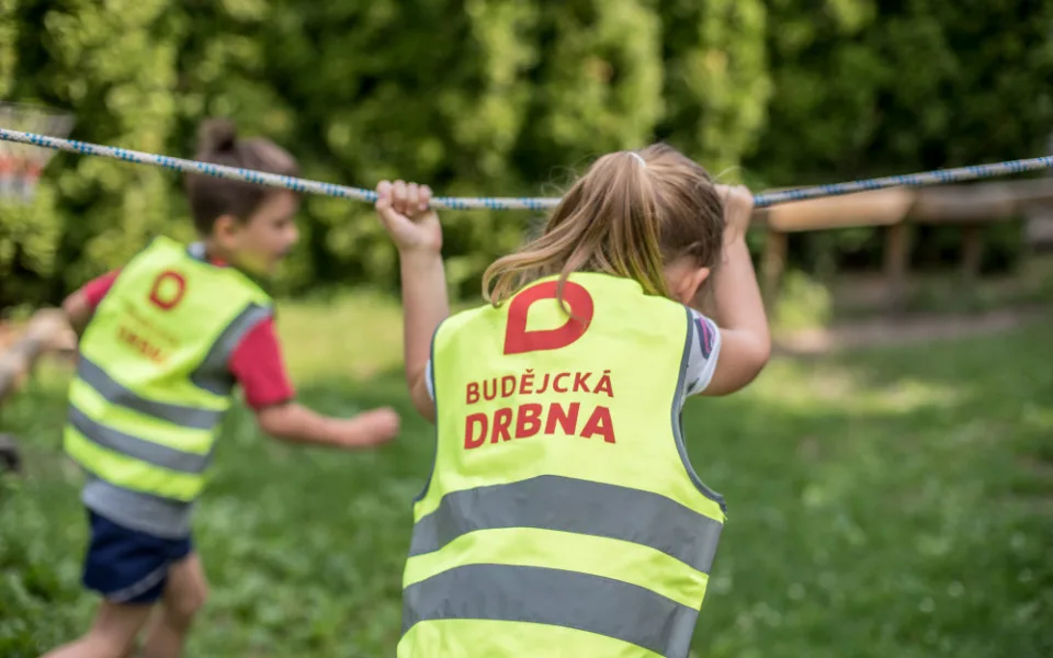 Děti z budějcké mateřské školy budou lépe vidět. Ke Dni dětí dostaly od Drbny nové reflexní vesty.