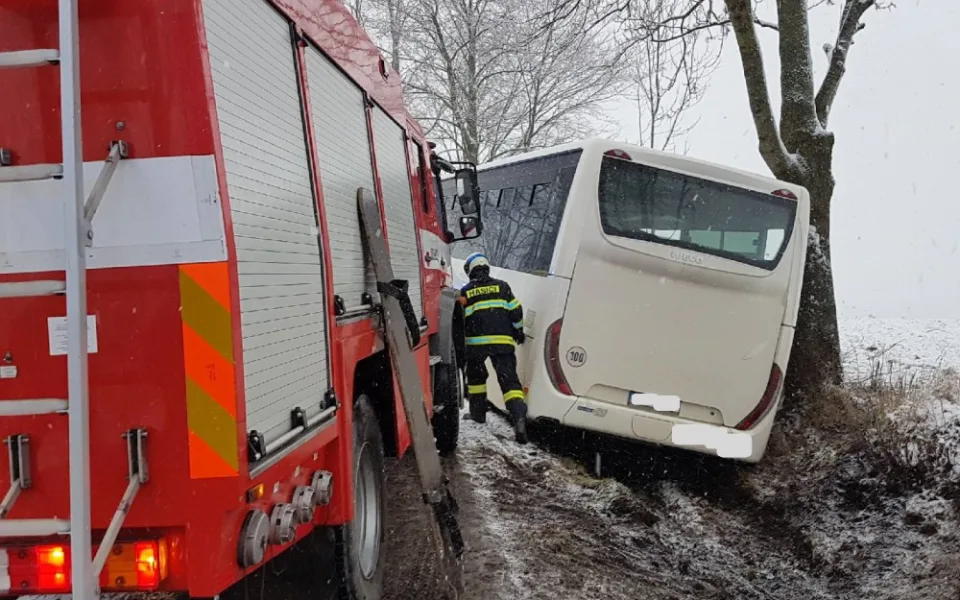 Nehoda autobusu, při které zemřel jeden člověk