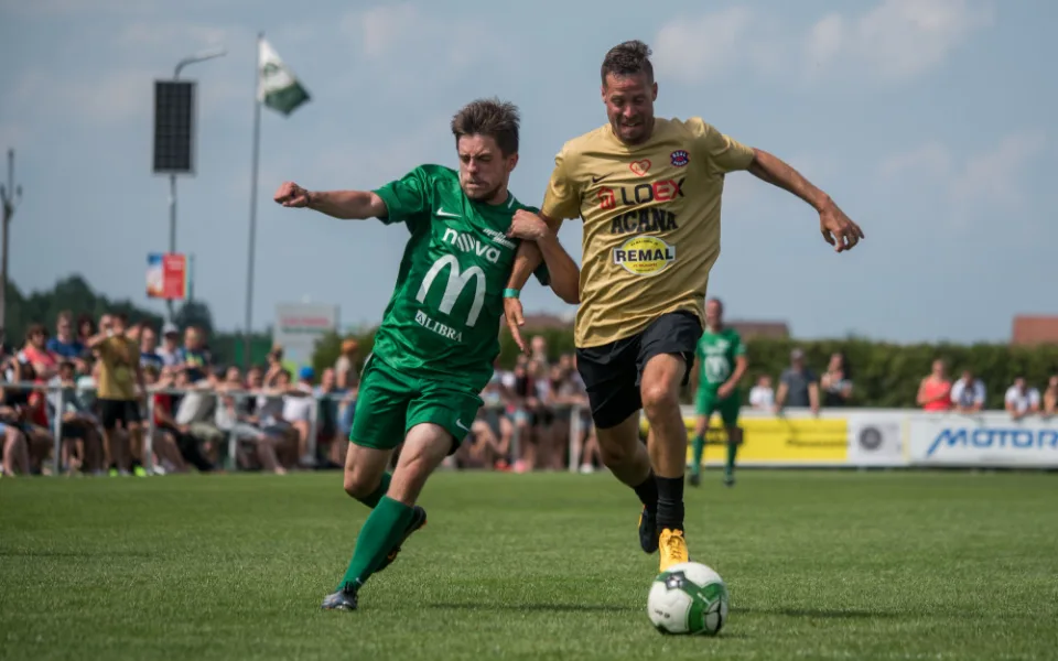 Fotbalová exhibice, neboli také Pomáháme fotbalem, nabídla návštěvníkům odpoledne plné sportu, zábavy a koncertů. V hlavním programu se ve fotbale utkaly Mádl Team a Real Top Praha.