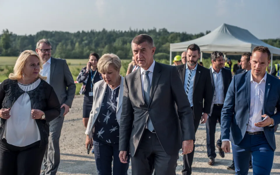 Předseda vlády dorazil do Budějc. Lidé ho uvítali protibabišovskými pokřiky.