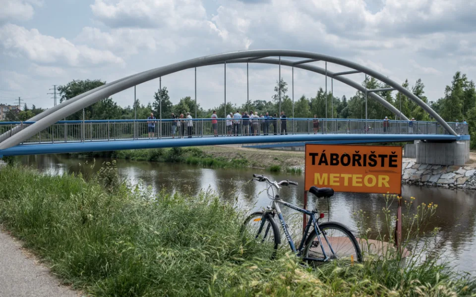 Cyklisté konečně mohou v Rožnově přejet na druhý břeh Vltavy.