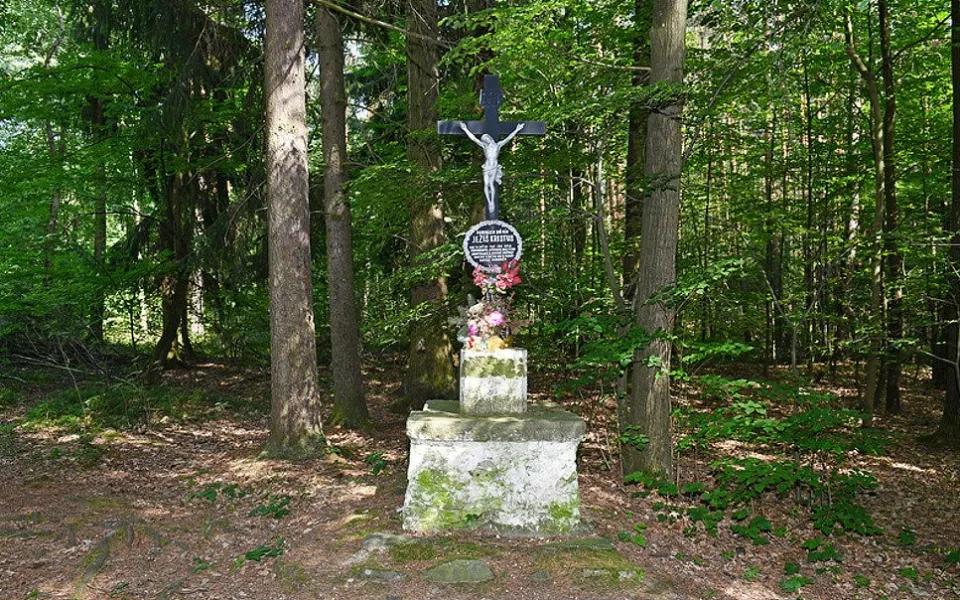 Památný kříž v lese nad Včelnou u Českých Budějovic.