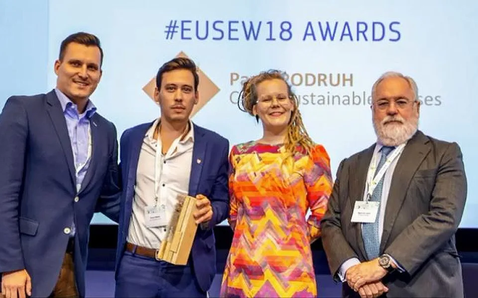 Každý rok uděluje Evropská komise své nejvyšší ocenění, EU Sustainable Energy Awards. Ale poprvé v historii tato významná cena putuje do České republiky. A to díky Jihočechovi Pavlovi Podruhovi (druhý zleva).